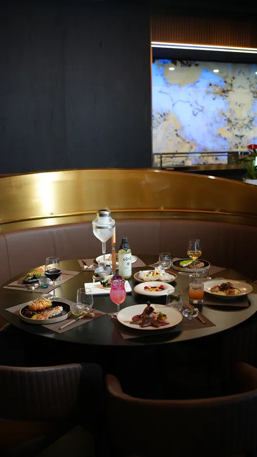 Curved Niku booth set with dinner, cocktails, and wine